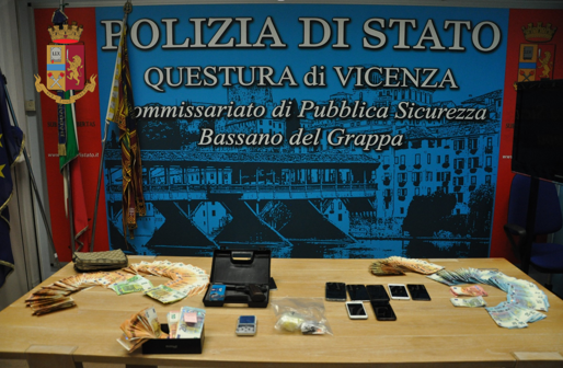 Sorpreso con droga e oltre 27mila euro in casa: arrestato 31enne