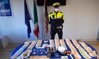 Trovata hashish e cocaina nascosta tra i panni da lavare e oltre 23mila euro nel freezer