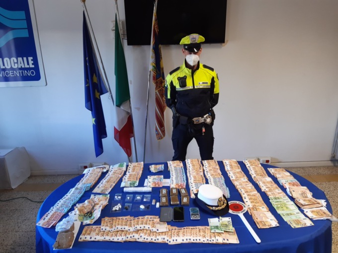 Trovata hashish e cocaina nascosta tra i panni da lavare e oltre 23mila euro nel freezer