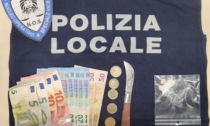 Pusher nota la Polizia locale e si dà alla fuga: fermato dopo un rapido inseguimento