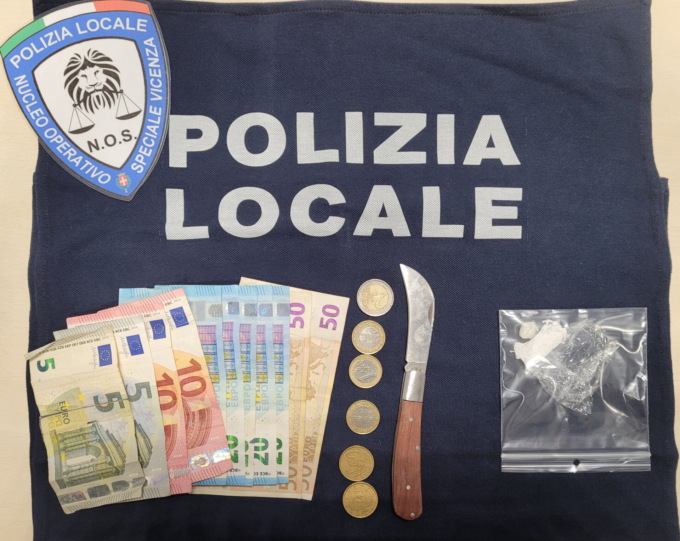 Pusher nota la Polizia locale e si dà alla fuga: fermato dopo un rapido inseguimento