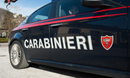 Minorenne in preda a una crisi nervosa lancia sassi contro un'auto poi si scaglia contro i Carabinieri