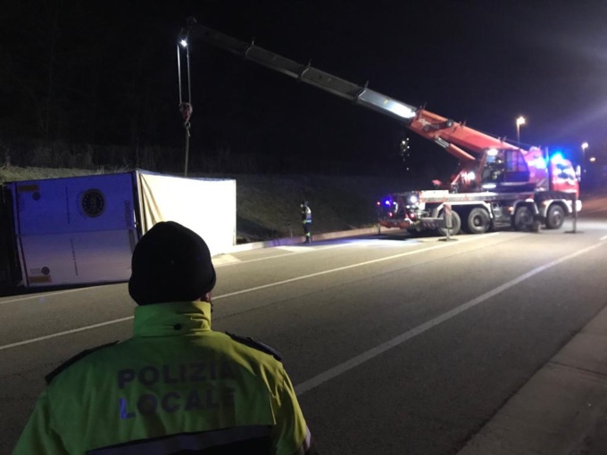 Sterza per evitare lo schianto frontale con un’auto: le foto del camion che ha perso il rimorchio