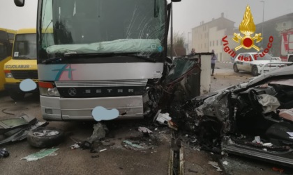 Perde il controllo dell’auto e si schianta contro un autobus parcheggiato: 22enne ferito