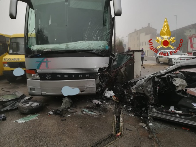 Perde il controllo dell’auto e si schianta contro un autobus parcheggiato: 22enne ferito