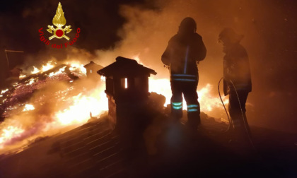Cogollo del Cengio, le foto dell'impressionante incendio al tetto della casa