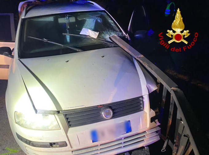 Auto finisce contro la ringhiera di un ponte: 51enne in gravi condizioni