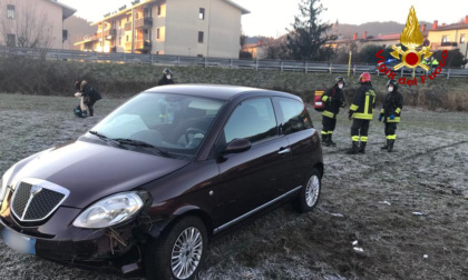 Auto finisce fuori strada a causa dell'asfalto ghiacciato: 12enne e la mamma ferite