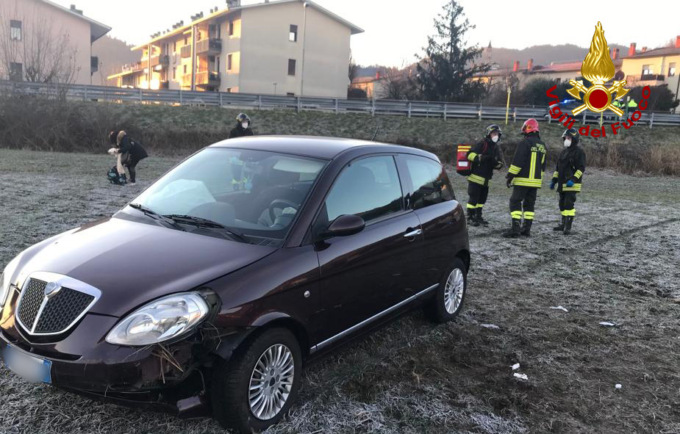 Auto finisce fuori strada a causa dell’asfalto ghiacciato: 12enne e la mamma ferite
