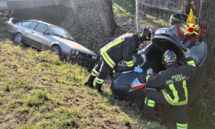 Incidente a Bolzano Vicentino: scontro tra due auto che finiscono nel fossato, 2 feriti