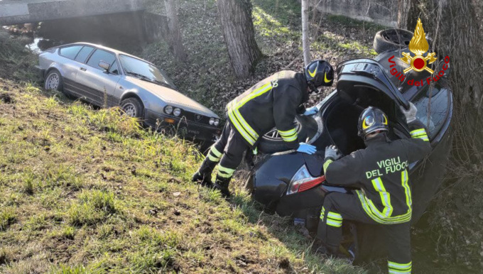 Incidente a Bolzano Vicentino: scontro tra due auto che finiscono nel fossato, 2 feriti