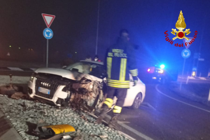 Incidente ad Alonte: auto finisce contro un palo dell’illuminazione elettrica