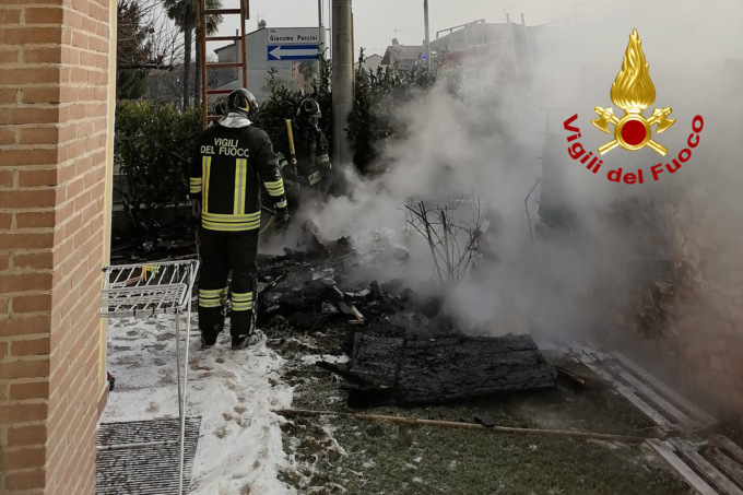 Incendio di una casetta in legno nel giardino di un’abitazione
