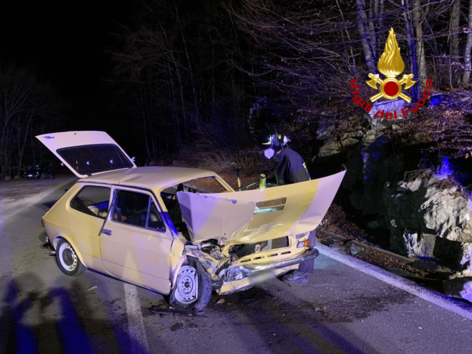 Finisce con l’auto storica contro dei massi a bordo strada: due feriti