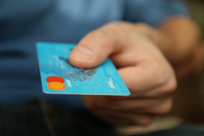 Riceve per sbaglio il giubbotto di un altro con soldi e carta di credito: lui corre a fare shopping