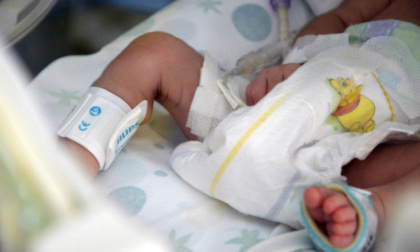 Neonato di 16 giorni ricoverato per polmonite Covid, vicino a lui la mamma no vax positiva