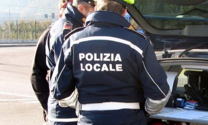 Fermato dagli agenti a un posto di blocco, motociclista guidava con una patente falsa