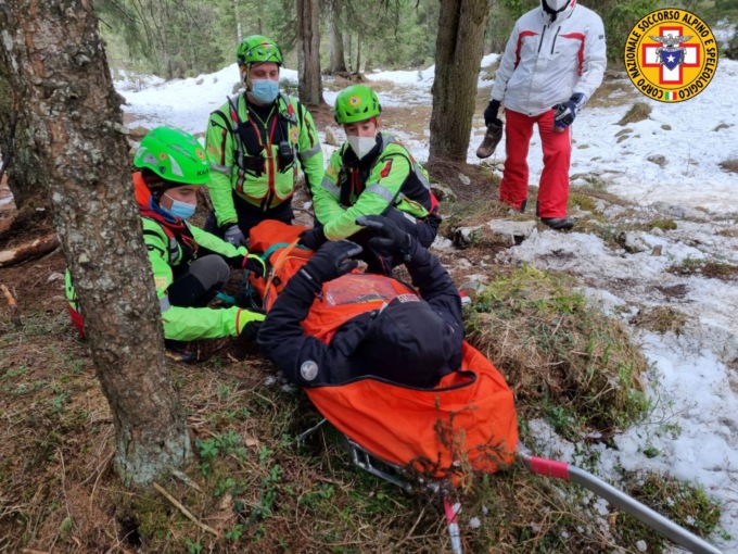 Escursionista scivola su una lastra di ghiaccio: 49enne salvato dal Soccorso alpino