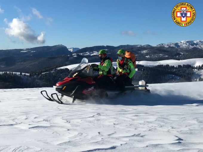 Scialpinista cade per 3 metri in una trincea del Monte Fior