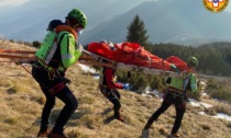 Escursionista scivola mentre scende dal Monte Novegno: 71enne ferito