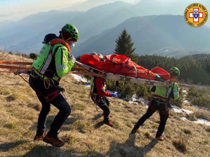 Escursionista scivola mentre scende dal Monte Novegno: 71enne ferito