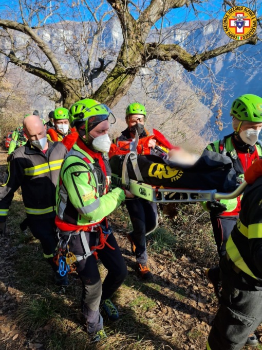 Va a fare una passeggiata e si perde nel bosco, ritrovata sana e salva l’anziana di Valbrenta