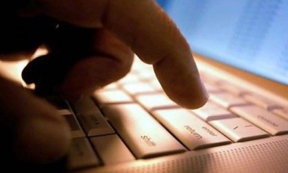 E' ai domiciliari per atti persecutori contro l'ex, ma continua a minacciarla via mail: costretta a cambiare abitudini