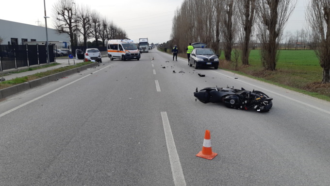 Auto svolta e urta un motociclista a Sandrigo: ferito 17enne
