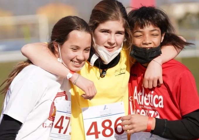 L’atleta si sente male durante la corsa: due avversarie si fermano, l’aiutano ad alzarsi e tagliano il traguardo insieme