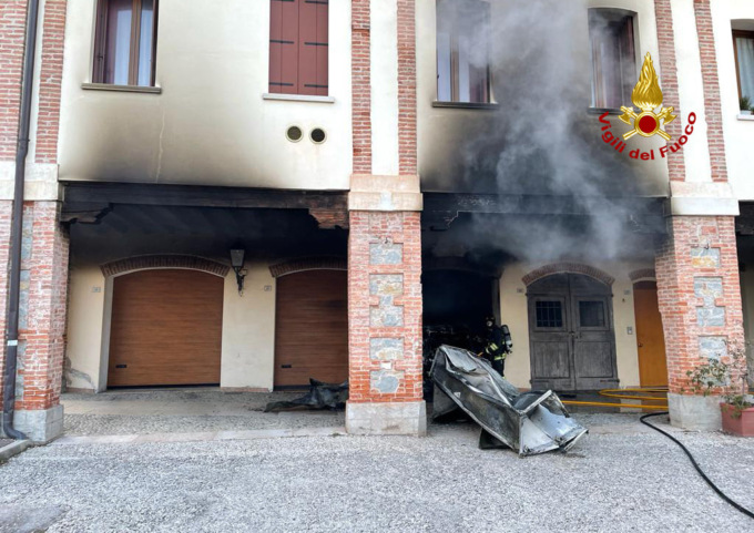 Breganze, in fiamme un’auto in un garage: ingenti danni