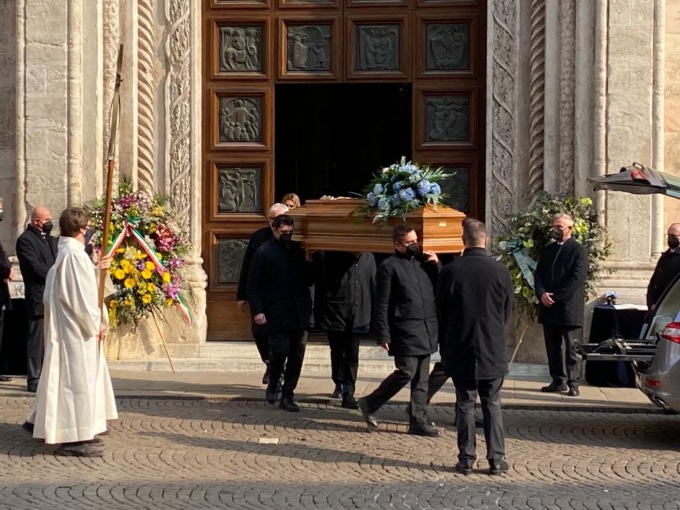 Il video del funerale di Nicola Amenduni: la città abbraccia la famiglia