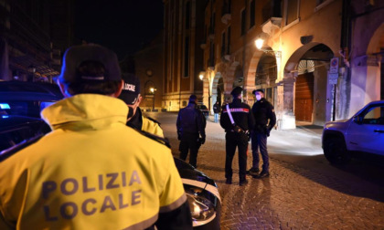 Violenta lite tra giovanissimi sul bus, due giovani italiani seminano il panico