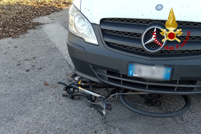 Ciclista investito finisce sotto al furgone: è grave