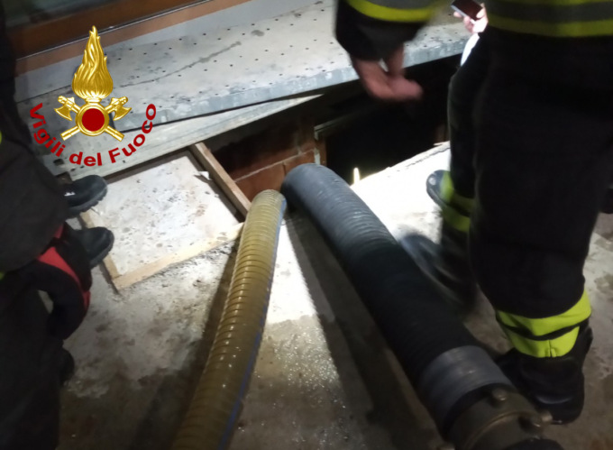 Scantinato di un edificio allagato: danni alle pareti in cartongesso