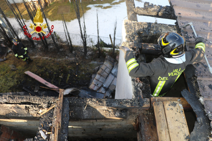 Asiago, incendio del tetto di un’abitazione: in corso le operazioni di spegnimento e bonifica