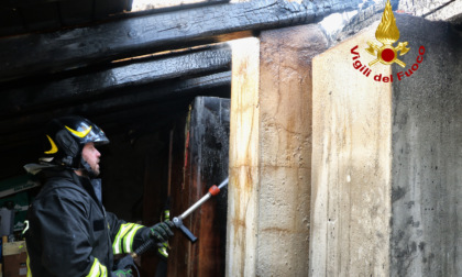 La canna fumaria innesca un incendio: le fiamme divorano il tetto dell’abitazione