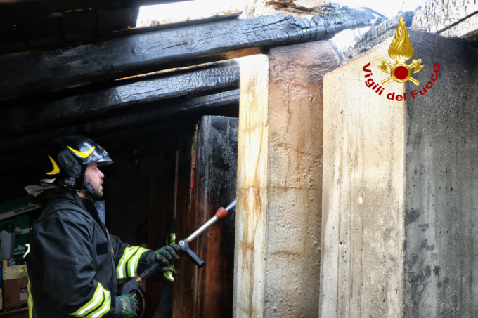 La canna fumaria innesca un incendio: le fiamme divorano il tetto dell’abitazione