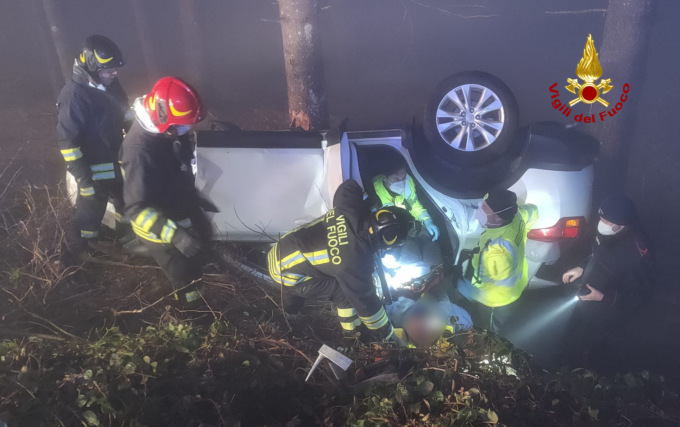 Auto finisce capovolta fuori strada a causa della fitta nebbia: feriti due anziani