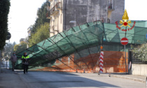 Tragedia sfiorata a Vicenza: impalcatura in tubi innocenti di un cantiere cade in strada