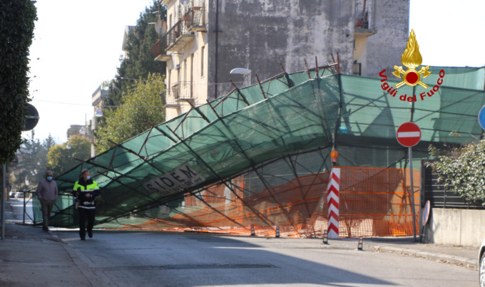 Tragedia sfiorata a Vicenza: impalcatura in tubi innocenti di un cantiere cade in strada