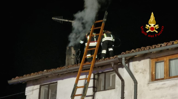 Incendio a Montorso: in fiamme la canna fumaria dell’abitazione