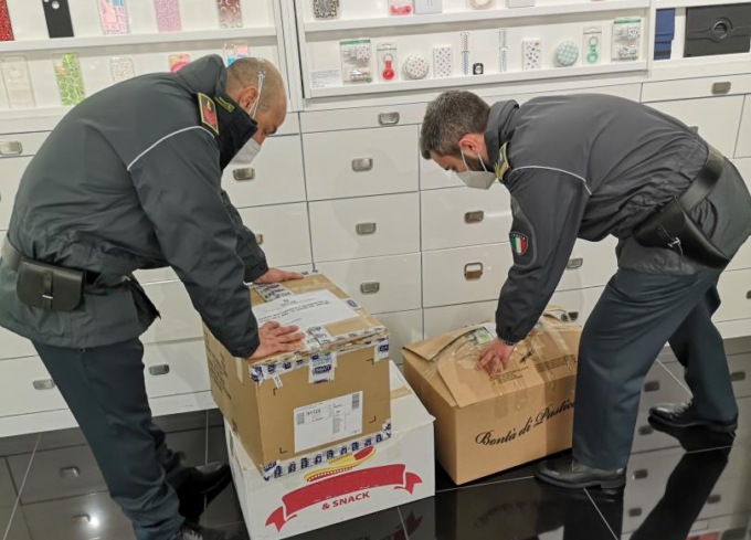 Cover di smartphone prive di etichette: sequestrati 10.120 prodotti non conformi