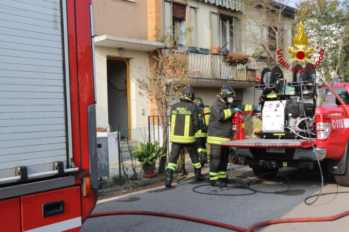 Incendio in casa, disabile muore intrappolata: gravissimo anche il marito