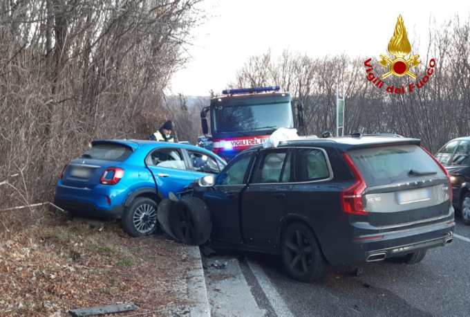 Suv invade corsia opposta e innesca carambola che coinvolge una vettura e una moto