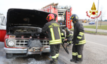 Nota che qualcosa non va, scende e poco dopo il pick up prende fuoco