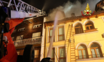 Le foto e il video dell'incendio in centro ad Asiago che ha coinvolto due edifici: ingenti danni