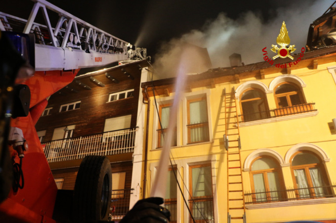 Le foto e il video dell’incendio in centro ad Asiago che ha coinvolto due edifici: ingenti danni