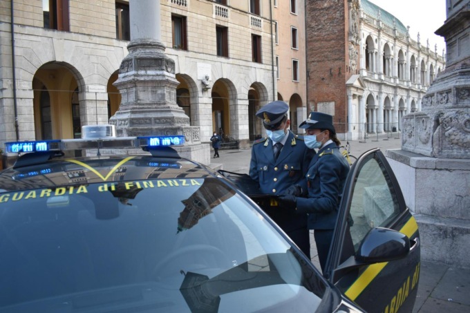 Durante la perquisizione trovano 2 computer e un lettore cd rubati alla scuola di Torri di Quartesolo