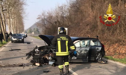 Invade la corsia opposta, colpisce un'auto e finisce contro un platano: ferito il conducente