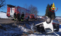 L'asfalto è ghiacciato, perde il controllo dell'auto che si rovescia: 82enne ferita